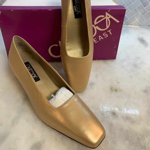 Caressa East Gold Leather Pumps Size 11M - Picture 2 of 8